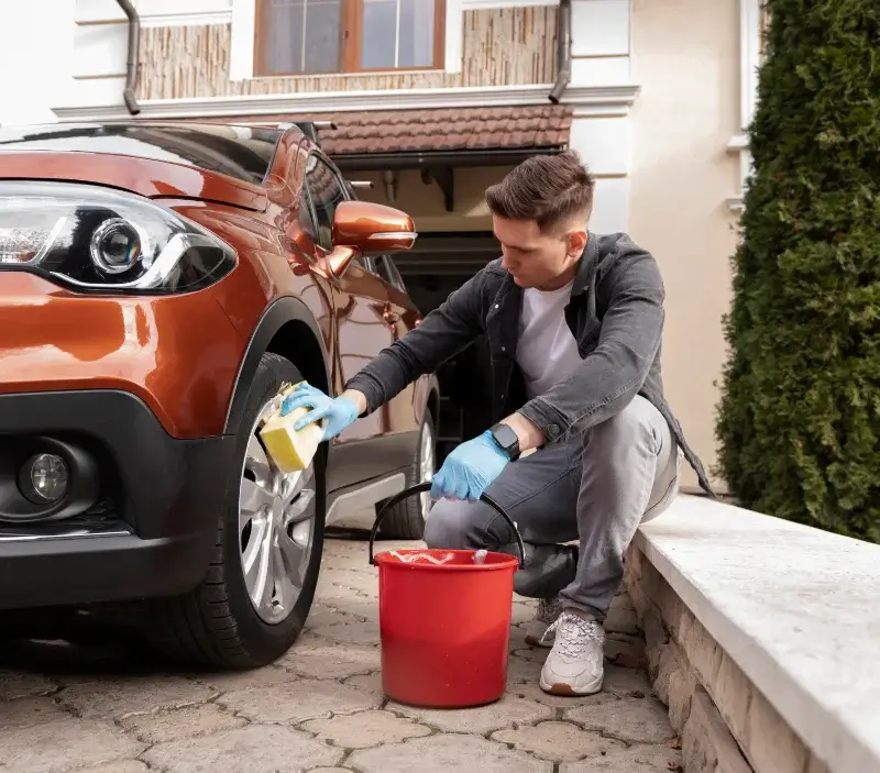 Lavage auto à domicile Marcq-en-Barœul : professionnel intervenant sur un véhicule